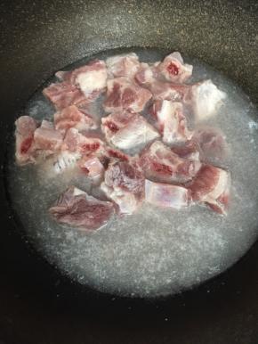 倒入开水烫一下捞出沥干水份备用