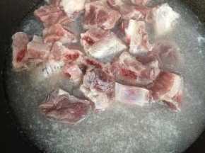 倒入开水烫一下捞出沥干水份备用