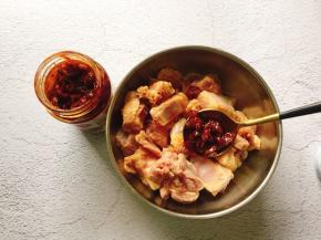 继续加入三勺香菇酱搅拌均匀