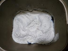 中种面团材料放面包机，启动揉面程序。