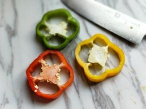 将彩椒洗干净，各切1片，冷水冲洗干净。