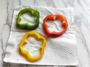 将彩椒的籽去掉，放在厨房用纸上吸干。
