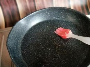 不粘锅中刷上少许食用油。