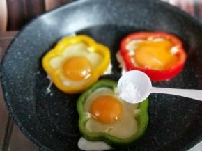 再鸡蛋上撒适量的盐。