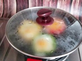 盖上盖子将鸡蛋煎熟。