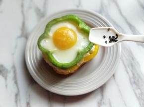 煎熟后盛出，撒上少许熟黑芝麻。