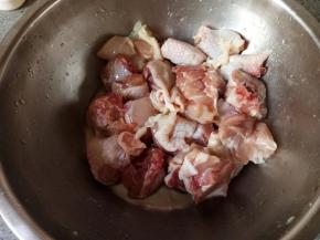 鸡腿洗净剁成小块