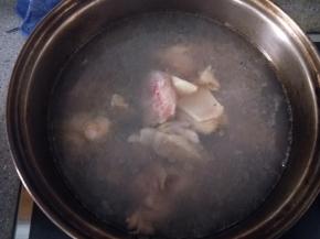 烧开水以后焯3-4分钟，去除血沫，捞出来用温水冲洗干净充分控干