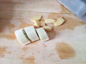 葱切寸段，姜切片