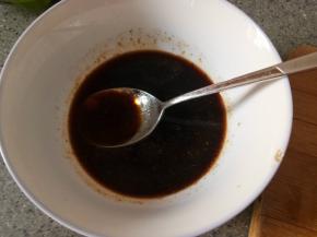 盐、生抽、老抽、蚝油、调味粉加半碗水调匀备用