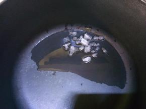 热锅烧油，放入冰糖小火煮至冰糖变成淡焦糖色时放入葱姜边炒