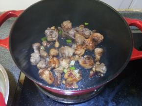 冰糖变成焦糖色时赶紧放鸡块下去翻炒，这步会蹦油，小心点别烫着，所以上面让充分控干鸡肉的水分