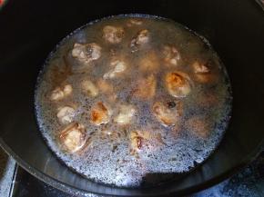 翻炒均匀把酱汁倒入，再加入没过鸡块的水