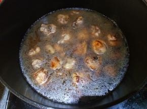 翻炒均匀把酱汁倒入，再加入没过鸡块的水