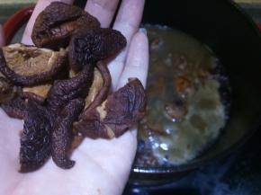 放入切好的香菇，干的鲜的都可以，盖盖