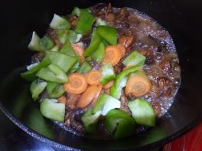 到锅里的汤汁剩一半时放入蔬菜