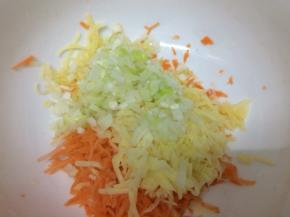 在把切好的葱放入碗中