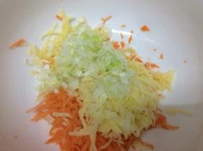 在把切好的葱放入碗中