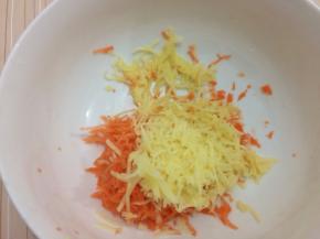 胡萝卜和土豆用擦菜板擦成丝，放入碗中