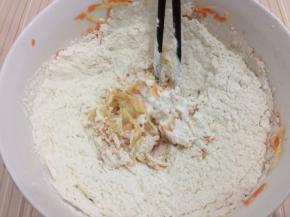 在加入面粉，用筷子搅拌均匀