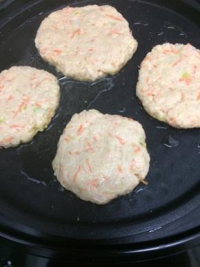 揪一块剂子，用手搓圆在按扁，放入锅中