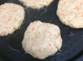 揪一块剂子，用手搓圆在按扁，放入锅中