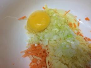 在打入一个鸡蛋搅拌均匀