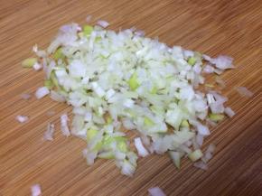 葱切成小粒