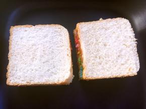 平底不粘锅小火加热，将吐司轻轻移动至平底锅内