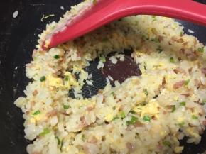 快速炒散，使每一粒米饭都沾上蛋液