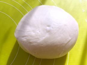 大约推揉十几分钟，面团表面呈现光滑状态