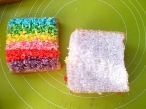 调好色的马苏里拉奶酪正好是两片吐司的量，颜色排好后，取另外一片面包盖上