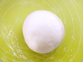 将面团揉至表面光滑，放入容器，盖保鲜膜室温发酵至两倍大