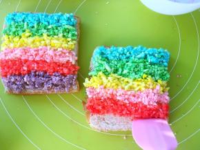 取一片面包片，将调好的颜色均匀的排成条，可以借助刮棒将一个颜色排列整齐后再排列境外一款颜色