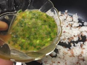 转中火，倒入葱花蛋液
