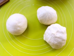 排好气的面团分成3等份