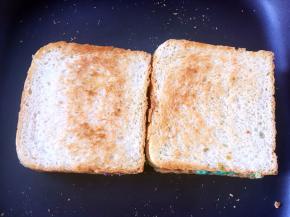 小火煎至两面金黄色即可，当热度增加，马苏里拉奶酪开始融化，会将两片吐司粘合在一起，再来移动吐司就很方便啦