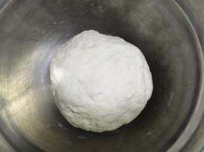 提前一天做中种面团，面团需要在冰箱冷藏发酵17个小时，大家可以根据自己的时间来做，我是头一天下午做的，将中种材料混合和成面团