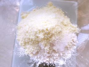 中种发酵好，来做吐司面团，容器内加高筋面粉、砂糖、奶粉跟盐