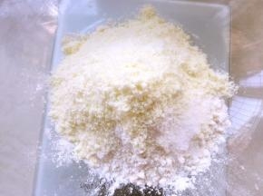 中种发酵好，来做吐司面团，容器内加高筋面粉、砂糖、奶粉跟盐