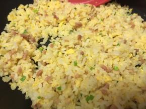 炒至米饭粒分明，变金黄即可～