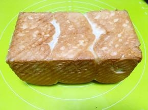 入烤箱烤30分钟，出炉摔打几下模具，面包就掉下来了，放晾晒网上凉透