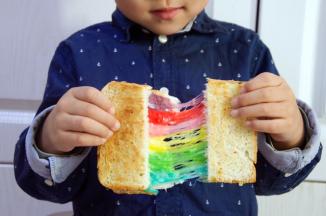 喜欢吃马苏里拉奶酪的可以多放一些，这样可以拉出厚厚长长的彩条，我放的份量少是因为儿子不是特别喜欢，太多他就不吃啦