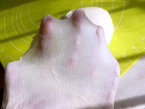 切下一小块面团，双手慢慢撑开，可以撑出厚一点的手套膜