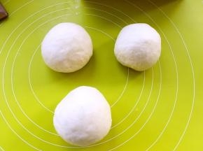 之后将面团滚圆，盖保鲜膜松弛15分钟