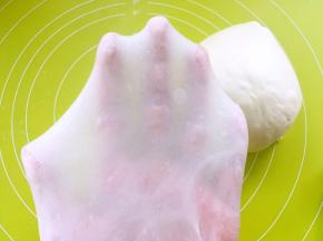 大约推揉个十分钟，面团油润光滑，切下一小块，双手慢慢撑开，可以撑出有弹性的手套膜即可