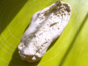 继续向前推揉，将黄油跟面团揉均匀