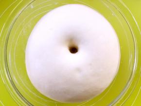 发酵好的面团，手指蘸干粉按下去有个圆圆的洞，有轻微回弹即可，我家室温比较高，估计20多度，我发酵了快一个小时