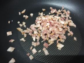 小火热锅，加入培根碎
