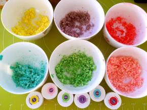 之后用惠尔通色膏调出6个颜色，颜色的深浅可以根据自己的喜好来调，用刮棒按压调均匀，每次调完一个颜色要将刮棒清理干净再调另外一个，免得混色